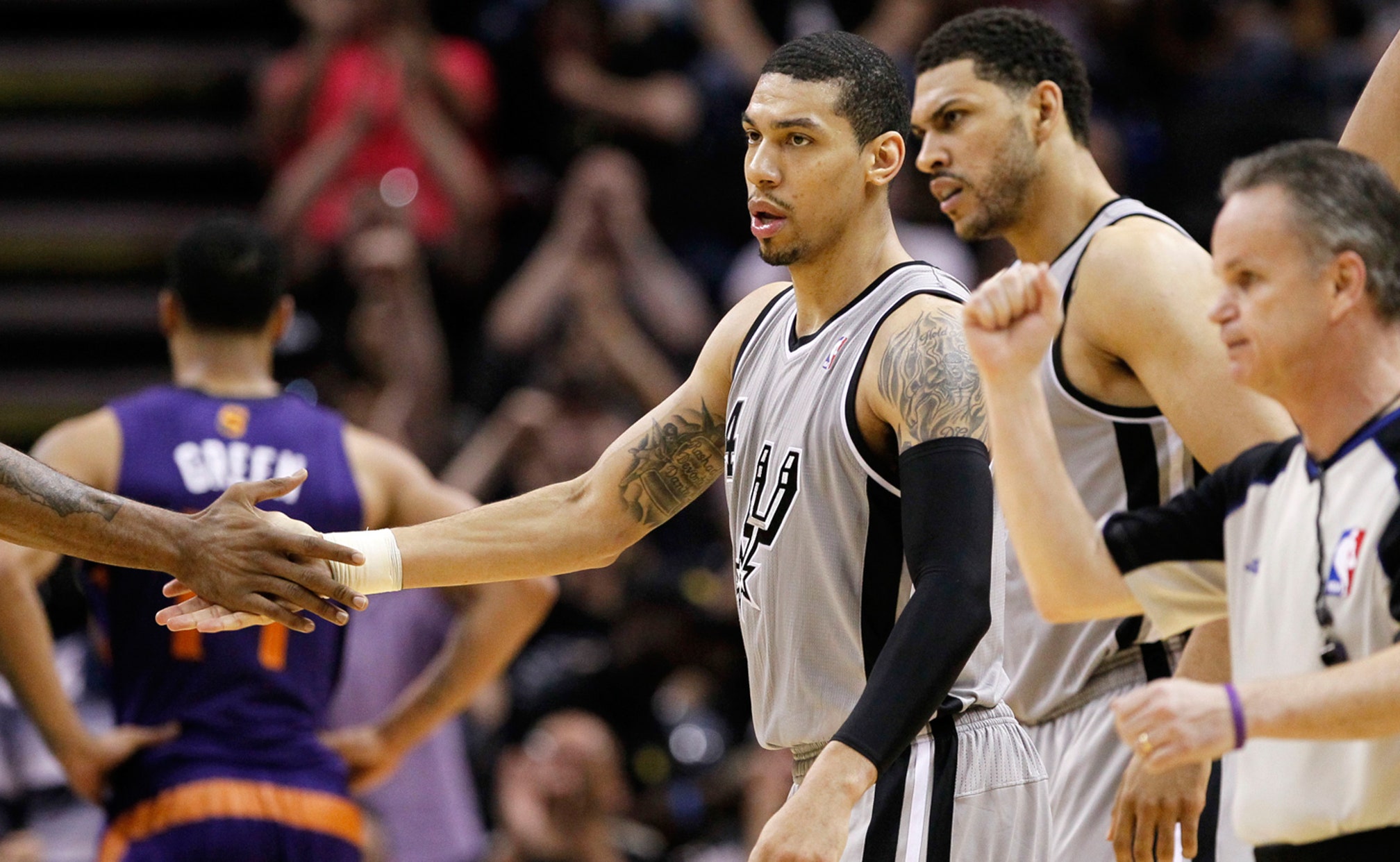 Spurs Mount Comeback To Beat Suns Clinch League S Best Record Fox Sports