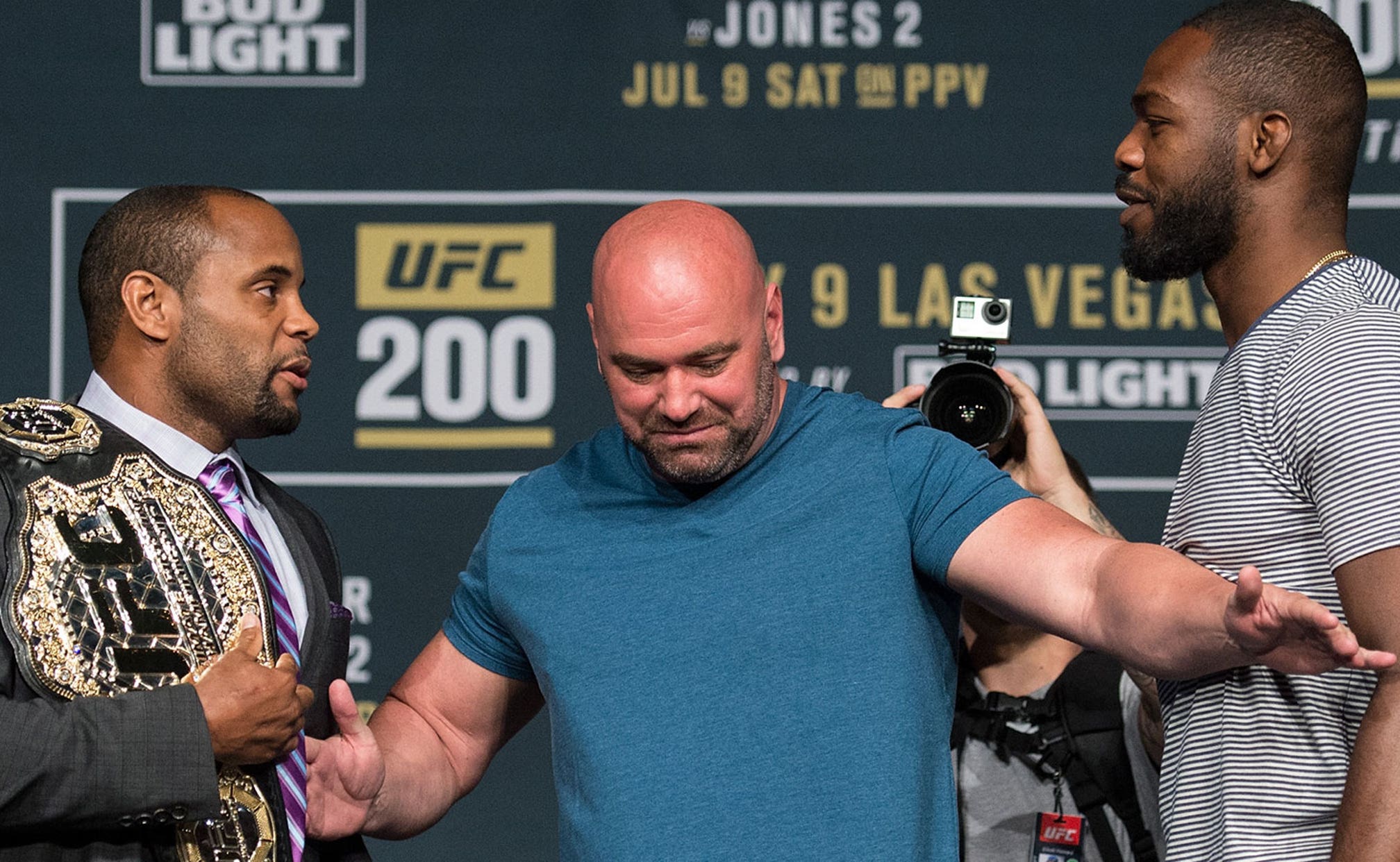 Daniel Cormier Explains Why He S Not Taking Shots At Jon Jones Right Now Fox Sports