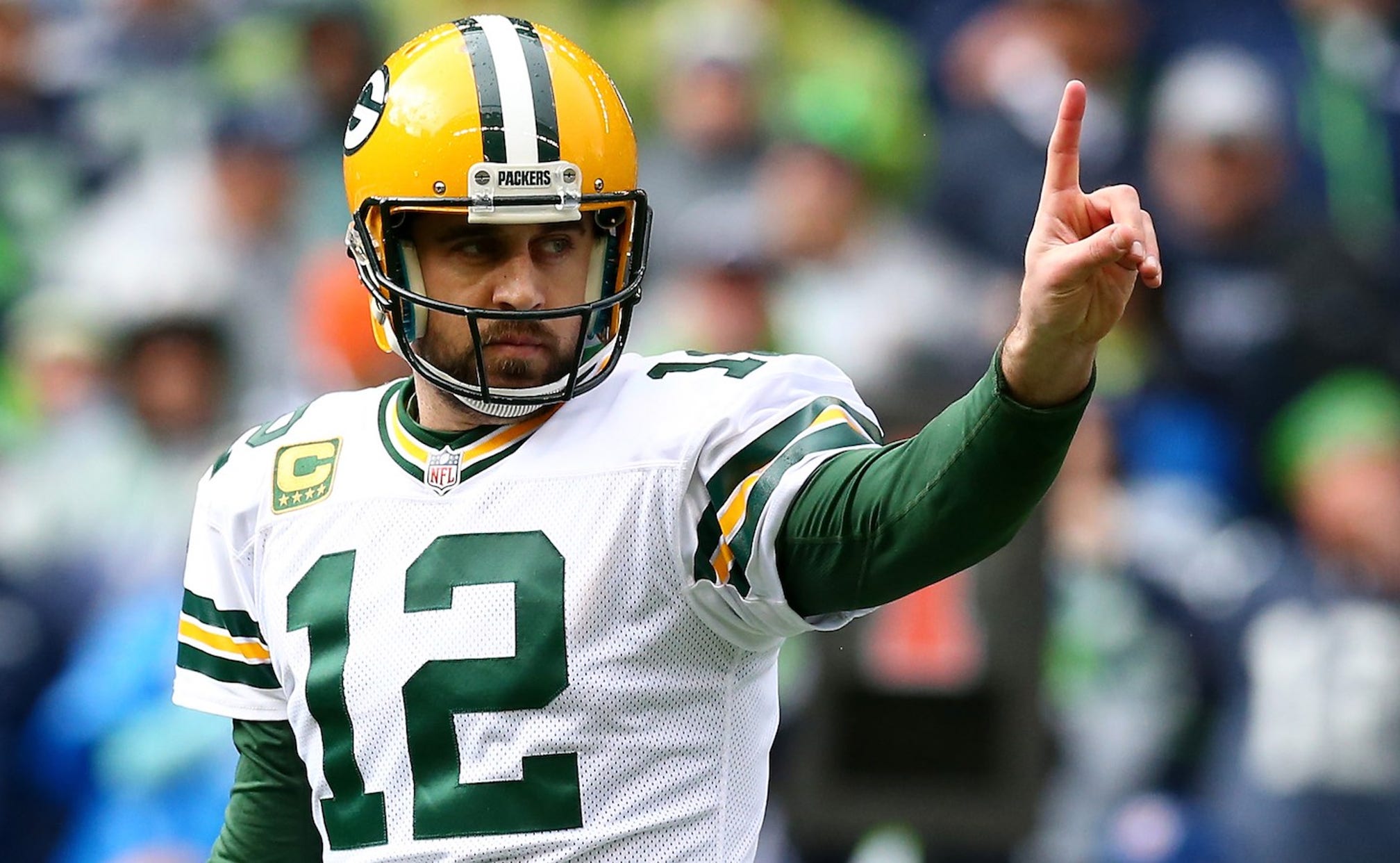 Watch Aaron Rodgers make a 40yard throw into a tiny