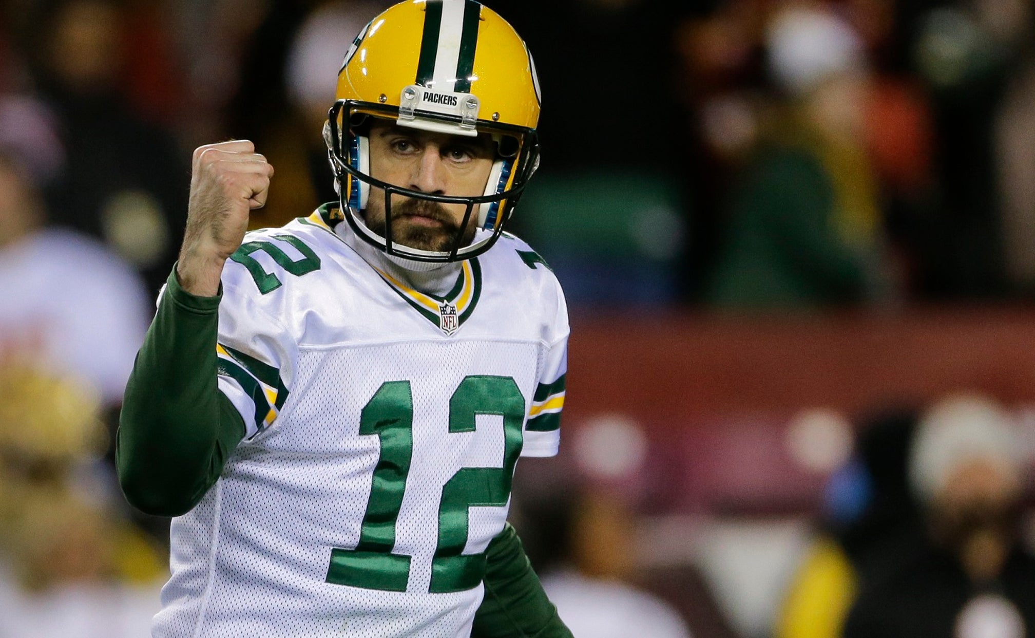 Watch Aaron Rodgers make a ridiculous throw to thread the