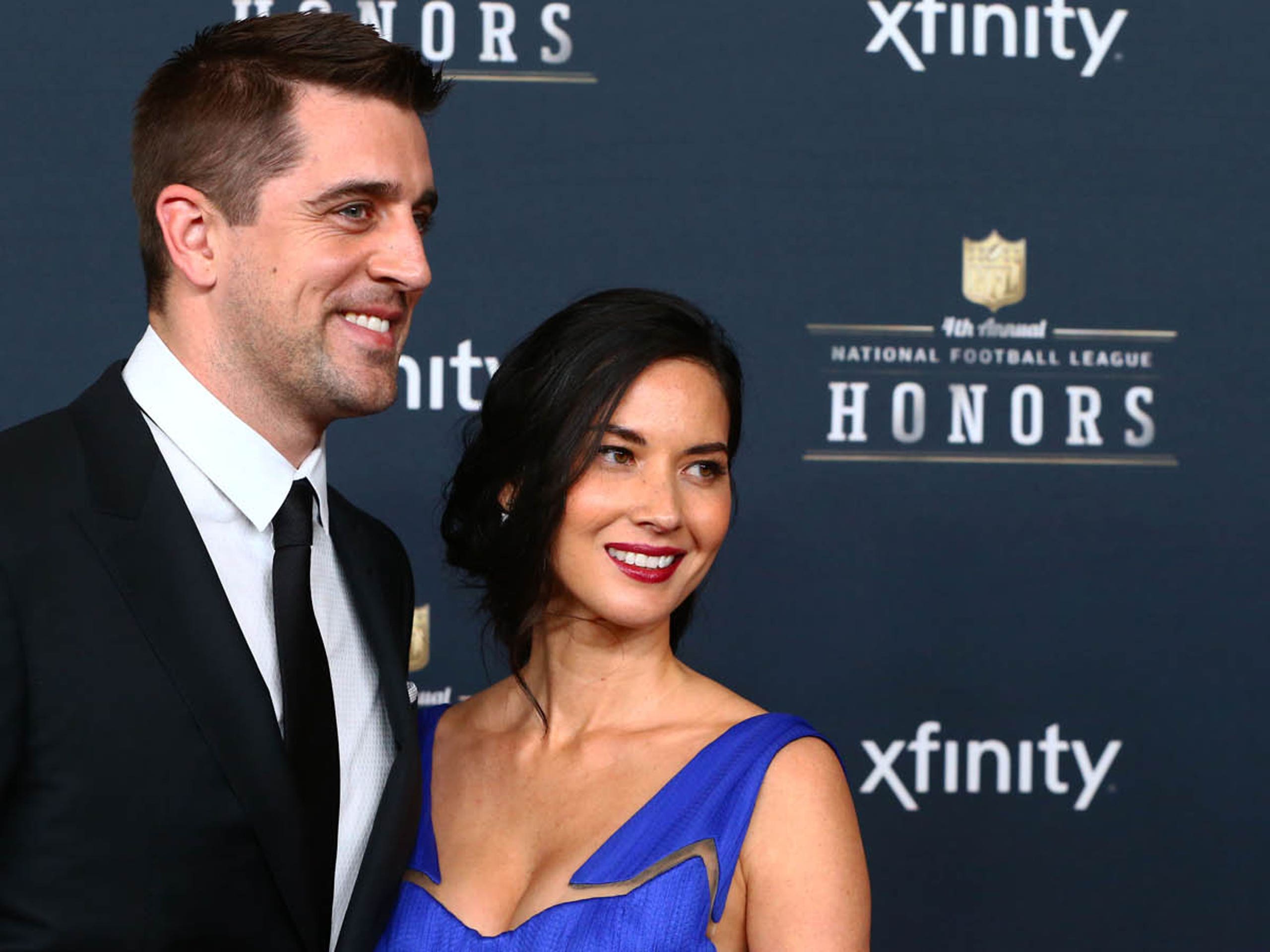 Olivia Munn Aaron Rodgers Actress Girlfriend Looks Pretty Tough Video Fox Sports