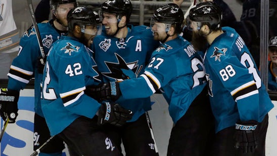 Pavelski's late goal gives Sharks 3-2 win over Predators