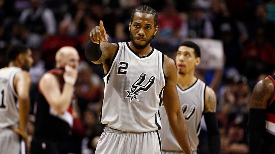 Spurs' Kawhi Leonard still without a smile hanging with Snoop Dogg