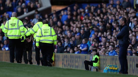 Everton fan confronts Martinez after draw with Southampton