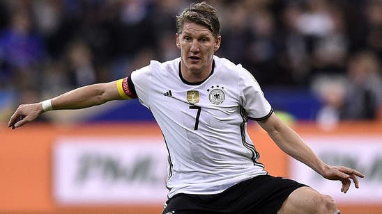 Schweinsteiger suffers knee injury, fretting over Euro 2016