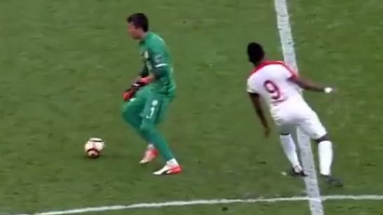 Watch Samuel Eto'o get embarrassed by Galatasaray's keeper 50 yards from his own goal