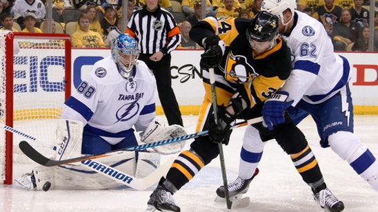 Lightning lose goalie Bishop, still top Penguins in Game 1