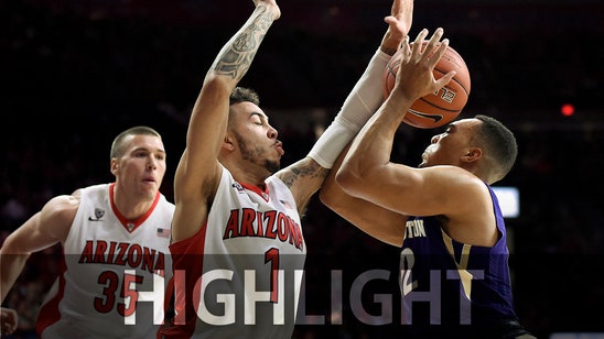 Kaleb Tarczewski slams over Washington defender in Arizona's win