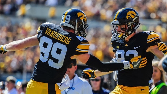 Iowa Hawkeyes lose senior WR Matt Vandeberg to broken foot