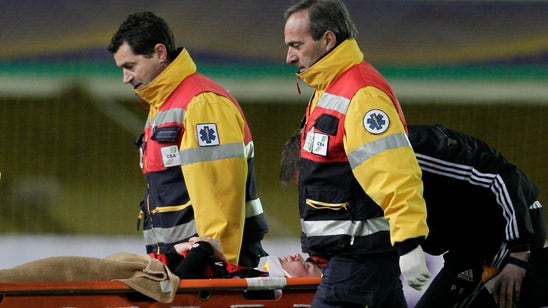 Leverkusen's Christoph Kramer knocked out cold by ball to the face