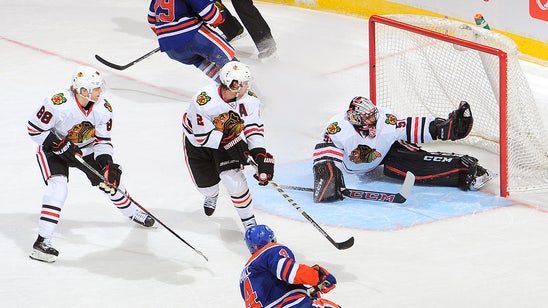 Blackhawks' Crawford stymies Oilers' Hall with nifty glove save (VIDEO)
