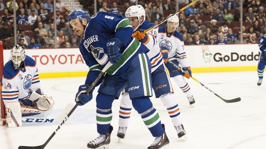 Vancouver Canucks: Jack Skille Fighting His Way to a Contract