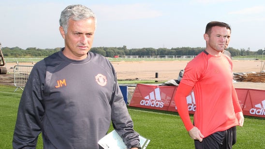 Jose Mourinho comes to Wayne Rooney's defense, doesn't blame him for United's struggles