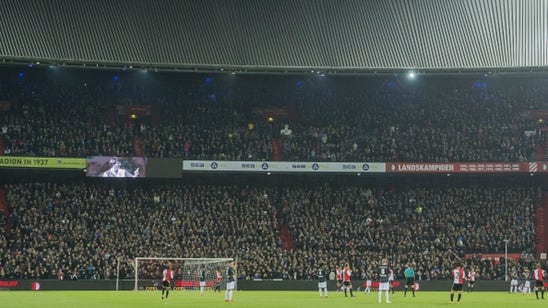 Feyenoord halt match in 14th minute for touching Cruyff tribute