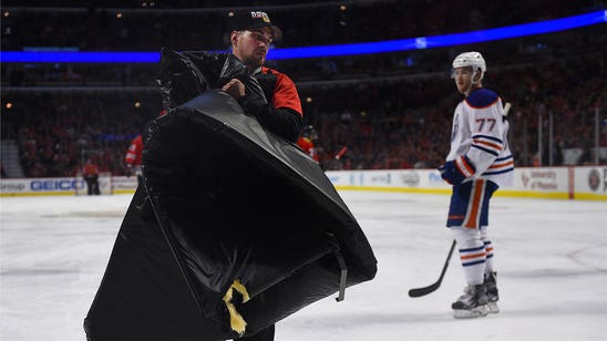 Mat falls from United Center ceiling during Blackhawks' game