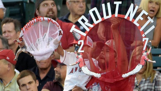 Trout meets up with 'Trout Net' owners at Angel Stadium