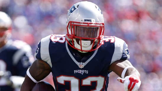Patriots RB Dion Lewis leaves game with non-contact knee injury