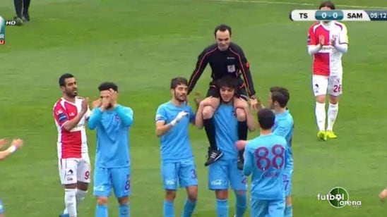 Turkish player produces perfect response to referee's red card