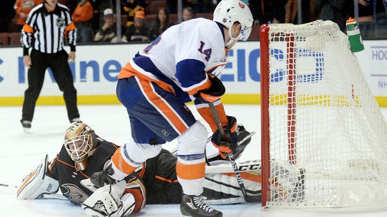 Islanders scored a controversial goal to help win marathon shootout