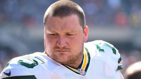 Packers RT Bryan Bulaga injures knee, severity unknown
