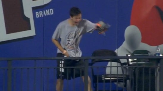 Young Mets fan taunts Rockies' OF after stealing catch, gets tossed