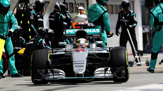 Lewis Hamilton wants to keep the same crew for 2017