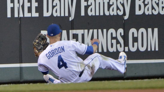 Three players accept qualifying offers; Royals' Gordon doesn't