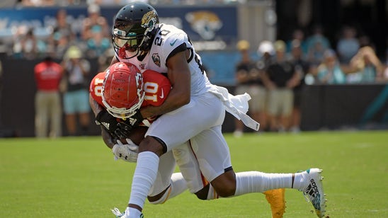 Chiefs' Hill hospitalized after exiting game with shoulder injury