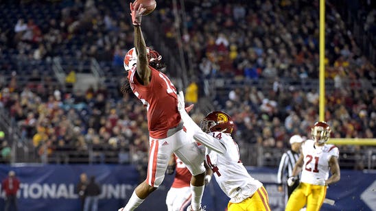 Wisconsin receiver makes one-handed catch look incredibly easy