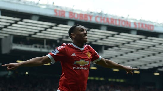 Manchester United hold on for narrow victory over Everton