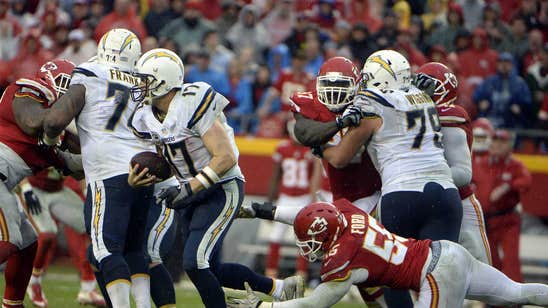 Chiefs hang on in final minute to win at Arrowhead