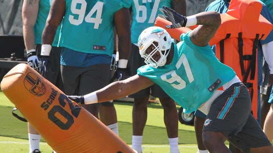 Suh takes Dolphins rookie Phillips under his wing