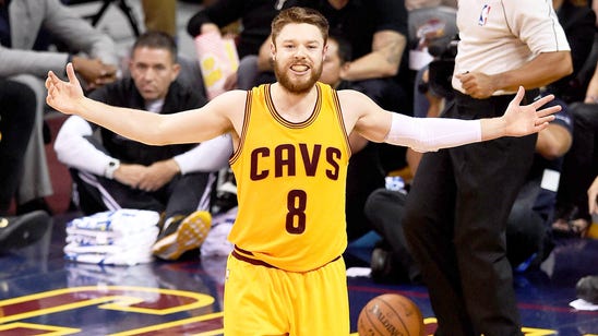 Cavs re-sign playoff star Dellavedova to one-year deal