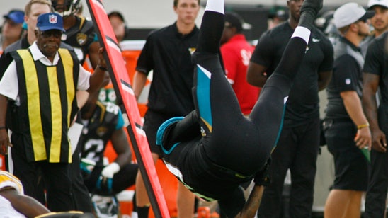 Jaguars TE Thomas leaves preseason opener with hand injury