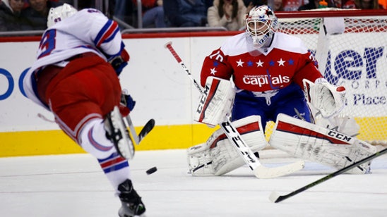 Holtby leaves Capitals' game vs. Rangers with dehydration
