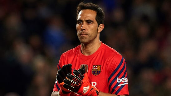 Barcelona goalkeeper Claudio Bravo suffers leg injury