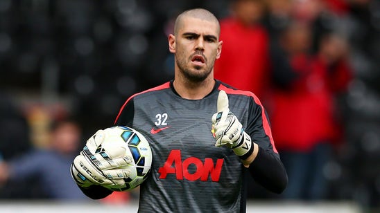 Manchester United keeper Valdes linked with Chelsea move