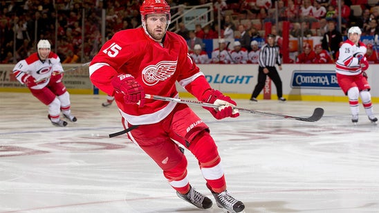 Red Wings' Sheahan shatters glass in practice (PHOTO)