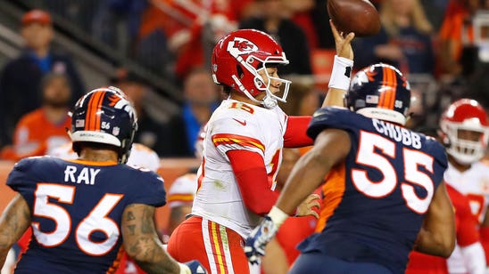 Mahomes' left-handed pass for first down has everyone marveling