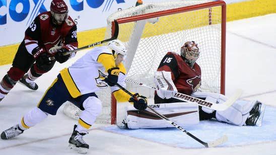 Coyotes squander lead in 3rd period, fall to Predators