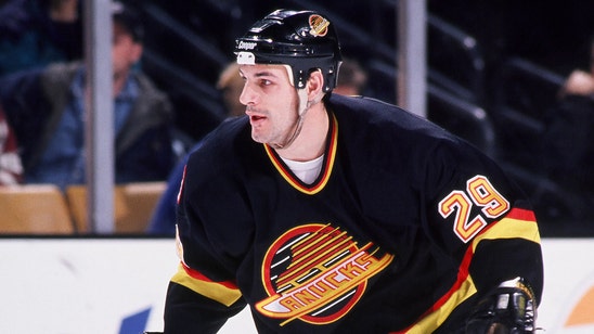 Canucks unveil throwback jersey for retro 95 night