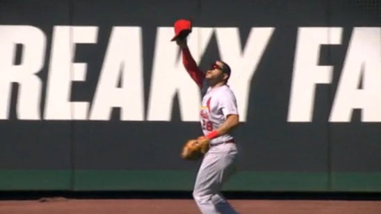 Cardinals outfielder takes off his hat to block sun while making a catch