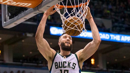 Plumlee re-signs with Bucks on four-year deal