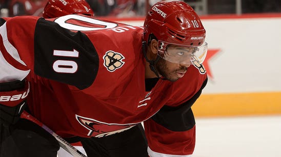 Coyotes' Duclair stops for picture during pre-game warmups (VIDEO)