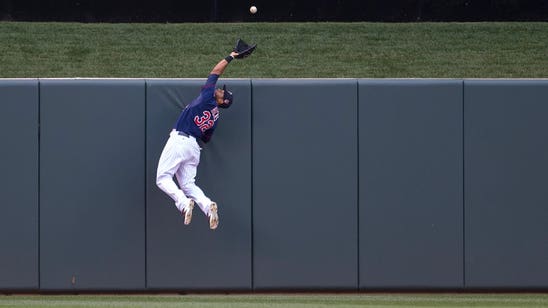 Watch: Aaron Hicks makes stellar diving catch