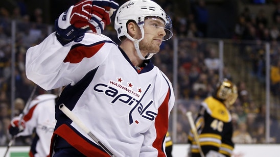 Evgeny Kuznetsov nails putt, celebrates with teammates (Video)