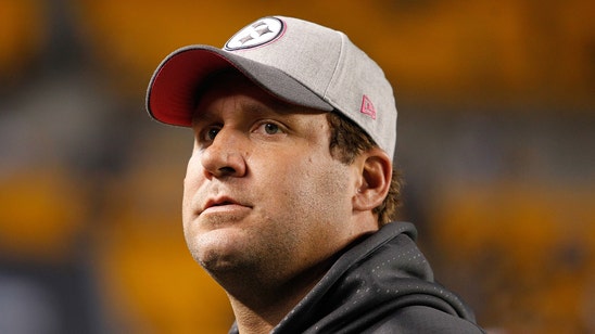 Steelers: Big Ben looking at wristband, not phone on sideline