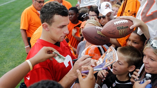 Johnny Manziel sells out autograph signing back in Aggieland