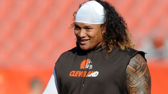 WATCH: Browns DT Danny Shelton mauls Bills C Eric Wood