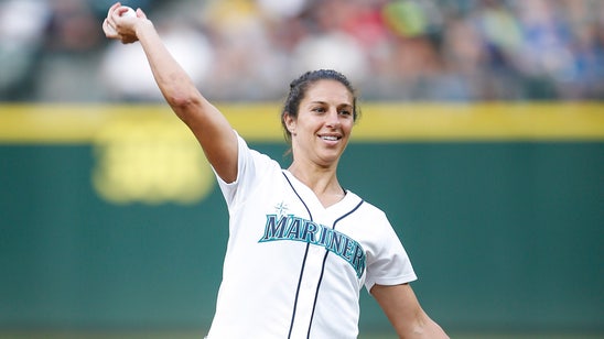 Carli Lloyd throws out first pitch at Mariners game